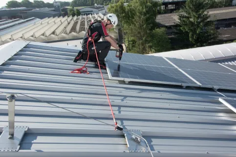 ABS-Lock SYS Seilsicherungssysteme sind optimal, wenn der Arbeitsraum auf Dächern durch PV-Anlagen, Lichtkuppeln oder RWAs eingeschränkt ist.