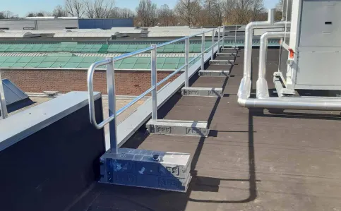 Das Schutzgeländer ABS Guard OnTop Weight ist für die durchdringungsfreie Montage per Auflast konzipiert.
