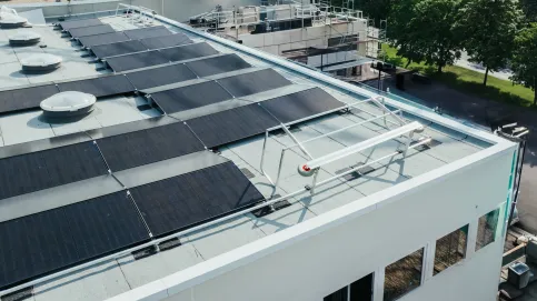 Das einklappbare Geländer erzeugt keinen permanenten Schatten auf den Solar-Modulen, was die Effizienz der Photovoltaikanlage erhöht.