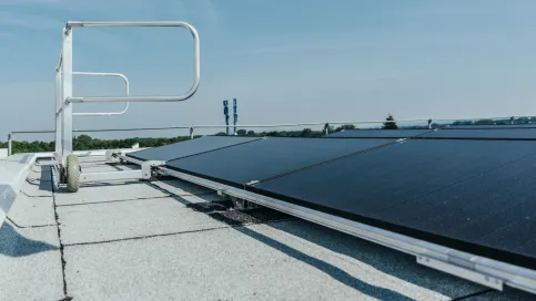 Der mobile Laufwagen wird durchdringungsfrei und ohne zusätzliche Ballastierung an der ABS Base PV-Unterkonstruktion befestigt.