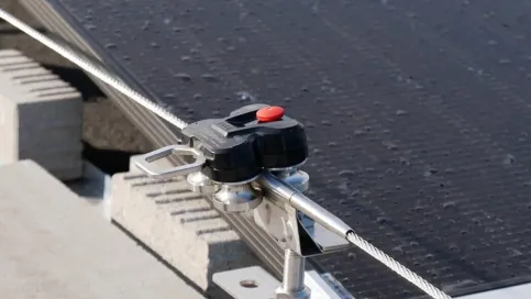 Die ABS Base Weight Unterkonstruktion wird mit Ballaststeinen auf dem Flachdach montiert und nimmt neben dem mobilen Geländer auch das überfahrbare ABS Seilsystem auf.