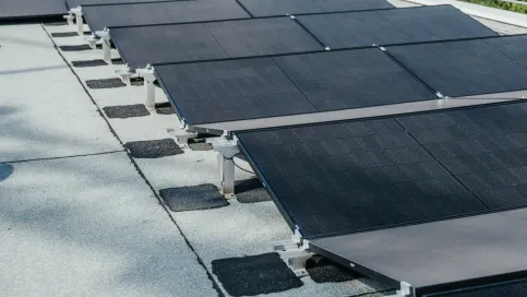 Die ABS BASE Fusion Unterkonstruktion kann ABS Absturzsicherungssysteme aufnehmen, ohne die Statik des Daches durch zusätzliche Ballastierung herauszufordern.