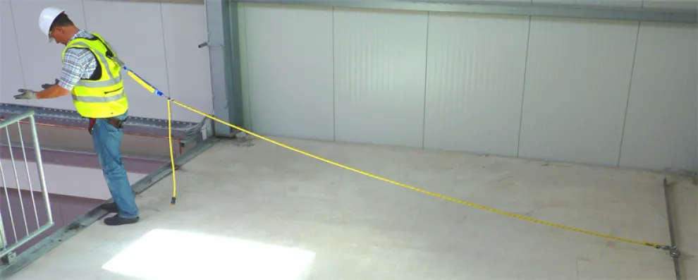 Die Schiene wird stets horizontal verbaut und kann z. B. über Einschlagdübel direkt auf Beton befestigt werden. Mit einem Höhensicherungsgerät in passender Länge ergänzt, sind die Systemnutzer ohne Umhängen an der gesamten Schienenstrecke entlang gesichert.