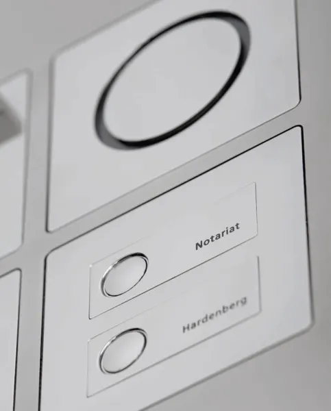 Außenstation für Moduflex mit Modulen in poliertem Edelstahl