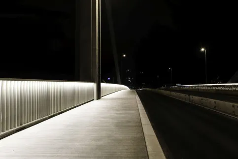 Handlaufsystem LUX GLENDER ULTRA SAFE - Ludwig-Erhard-Brücke in Ulm | Einseitige Beleuchtung des Fußwegs.