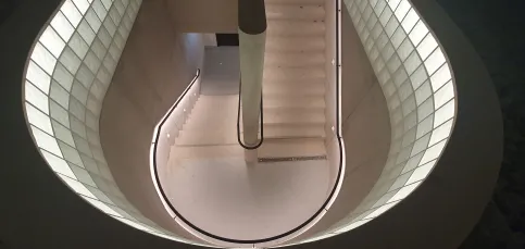Handlaufsystem LUX GLENDER BASIC gebogen - Kreissparkasse Weil am Rhein | Auf die moderne Architektur abgestimmtes Handlaufsystem. Ausführung: Lichtaustritt symmetrisch, IP20 und IP65