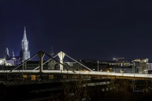 Handlaufsystem LUX GLENDER ULTRA SAFE - Ludwig-Erhard-Brücke in Ulm | Ausführung: Lichtaustritt asymmetrisch, IP69