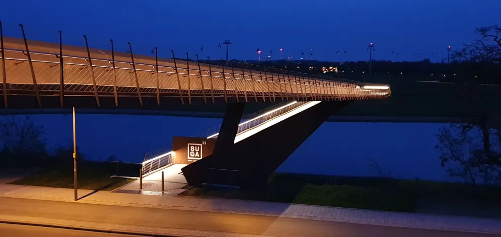 Handlaufsystem LUX GLENDER SAFE - Bundesgartenschau Mannheim 2023 | Ausführung: Lichtaustritt symmetrisch, um ca. 15° gedrehter Handlauf LILLY, IP65.