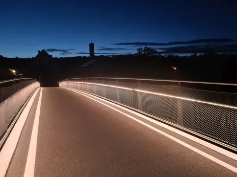 LUX GLENDER ULTRA SAFE - Fuß- und Radwegbrücke Herbolzheim | Ausführung: Handlaufprofil NINA, um 15° gedreht, IP69