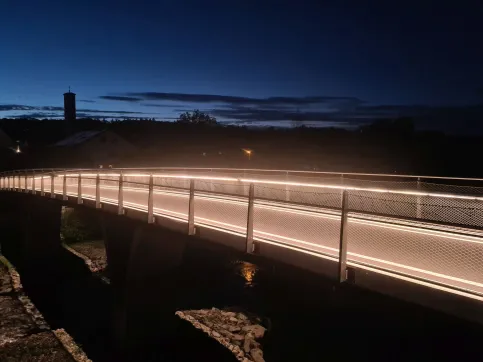 LUX GLENDER ULTRA SAFE - Fuß- und Radwegbrücke Herbolzheim | Zweiseitig beleuchtete Brücke