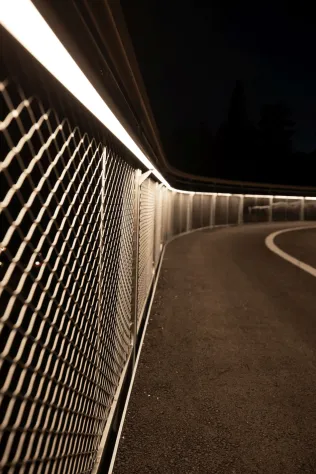 LUX GLENDER SAFE - Brücke St. Anton am Arlberg | Ausführung: Lichtaustritt asymmetrisch, 3D gewendelter Handlauf LILLY, IP65