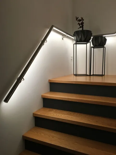 LUX GLENDER BASIC - Privathaus im Hunsrück | Ausführung: Lichtaustritt symmetrisch, Handlaufprofil LILLY