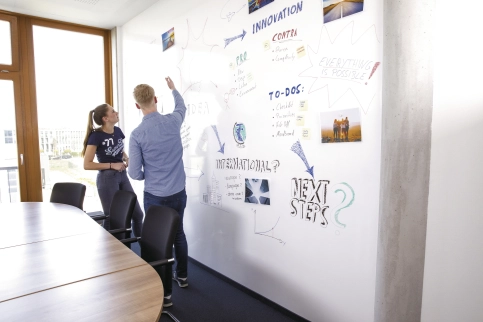 Die Whiteboardoberfläche kann mit speziellen Whiteboard-Markern beschriftet....