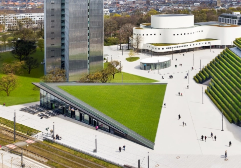 Schrägdachfläche mit Blick auf den KÖ-Bogen - Düsseldorf – © Optigrün