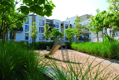Landschaftsdach mit Spielplatz auf einer Tiefgarage - Köln – © Optigrün