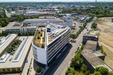 Ein sehenswerter Dachgarten auf einem Bürogebäude - The Ship Köln – © Optigrün