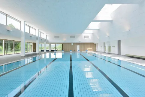 Besonders in Schwimmhallen müssen Deckenbekleidungen dauerhaft feuchtebeständig sein.