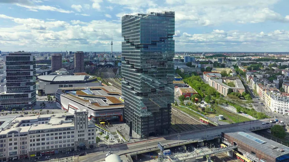 Neue Landmarke mitten in Berlin: Der „East Side Edge Tower“, Architekten: BIG – Bjarke Ingels Group. © Olaf Rohl Fotografie / Aachen