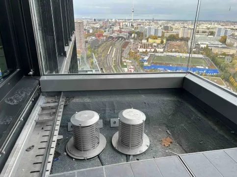Die Niederschläge fließen von den oberen auf die darunterliegenden Terrassen, dort dann unter dem Gehbelag zu Haupt- und Not-(Retentions-)Abfluss am Ende des Balkons. © Loro