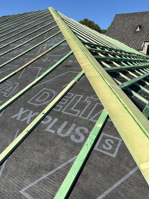 DELTA-XX PLUS® STRONG speziell für Dächer mit großen Lattweiten