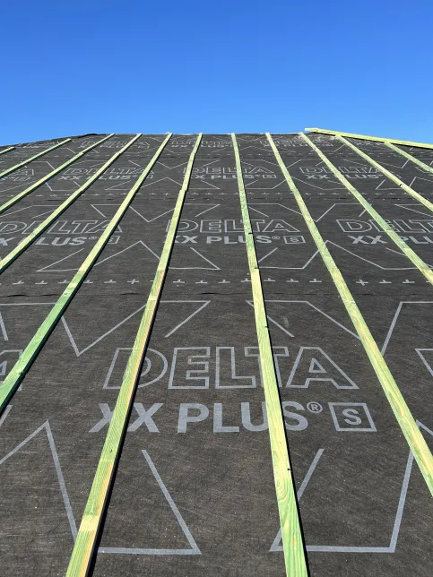 DELTA-XX PLUS® STRONG kann bis zu vier Wochen als Behelfsdeckung dienen