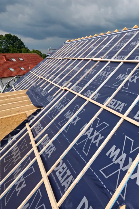 DELTA®-MAXX X für Dächer mit großen Lattweiten