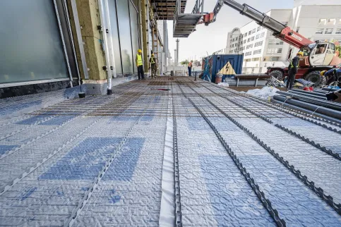 Mit DELTA®-TERRAXX lassen sich durch das Rollenformat 30 m² in einem Arbeitsgang schnell verlegen.