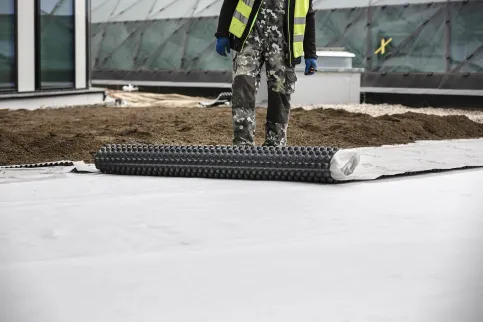 Die Oktagon-Noppe mit Verstärkungsrippen besitzt eine ca. 80 % höhere Druckfestigkeit als Standard-Noppen