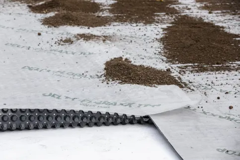 Das aufkaschierte Geotextil verhindert zuverlässig das Zuschlämmen der Noppenbahn