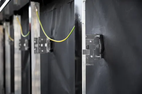 DELTA®-FASSADE 50 (PLUS) tropft im Brandfall nicht ab und verursacht nur eine geringe Rauchentwicklung.
