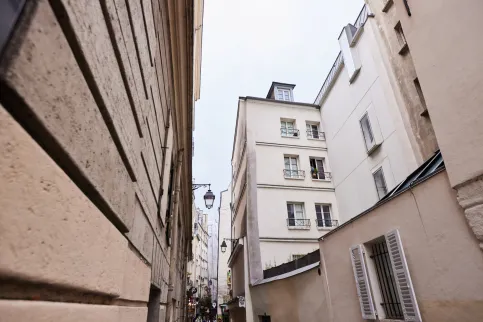 Sanierung und Erweiterung eines Wohngebäudes des 18. Jahrhunderts mit 10 Wohnungen im Herzen eines historischen Viertels von Paris