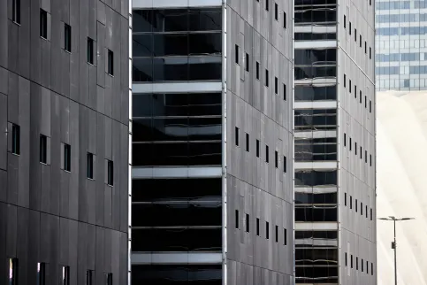 Sanierung der Fassade Collines de l'Arche in Paris La Défense mit Faserbeton als Ersatz für das ursprüngliche Material in matten Schwarz