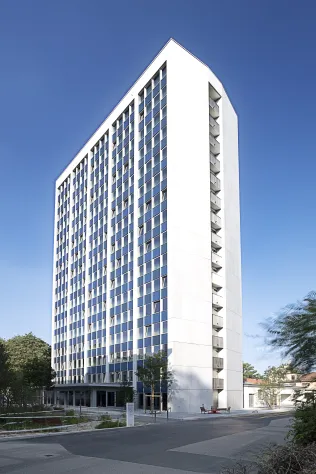 Der ehemalige Firmenich Tower in Genf wurde mit mehr als 2000 m² FClad-Fassadenverkleidungsplatten aus langlebigem Faserbeton versehen.