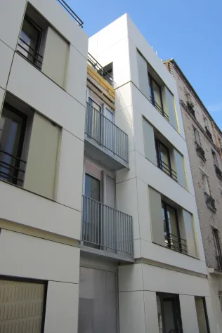 Sanierung einer Fassade als Teil einer räumlichen Um- und Ausgestaltung des Stadtgebiets von Cité du Chaperon Vert in Gentilly, Frankreich.