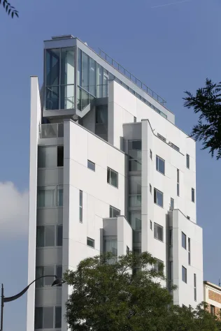 Nachträgliche Außendämmung und Fassadenbekleidung aus FClad® Fassadenplatten für das Studentenwohnheim Porte-de-vanves, Paris