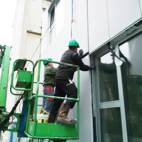 FClad® Fassadenplatten werden an der Bestandsfassade befestigt.