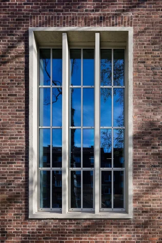 Clouth 104 Köln | Um den Charme der denkmalgeschützten Fassade zu erhalten, wurde bei der Modernisierung der Fenster und Türen das Ziel verfolgt, eine größtmögliche Annäherung an den Originalzustand zu erreichen.