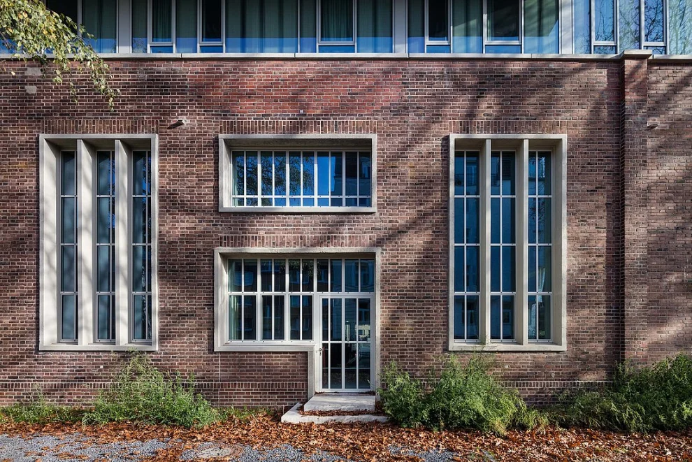 Clouth 104 Köln | Bei den Stahlprofilen für die Fenster- und Türen der historischen Fassade entschieden sich die Planenden für die Systemlösungen unico und unico xs von Forster, die über sehr schlanke Profilquerschnitte verfügen.