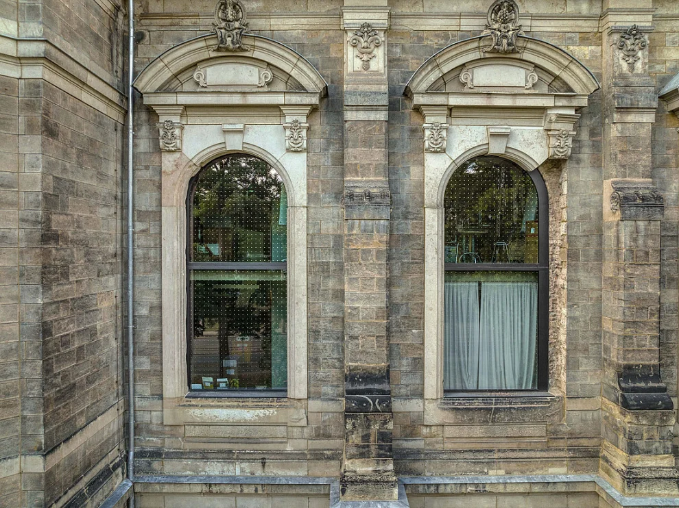 Trinitatiskirche Dresden | In die als Ruine erhaltene Trinitatiskirche in Dresden wurden bei der Sanierung großflächige Fenster und Türen von Forster eingebaut. Die spezielle Verbindungstechnik ermöglicht besonders schlanke Profilquerschnitte, somit eignet sich das System forster unico für denkmalgeschützte Gebäude und erfüllt zugleich hohe technische und bauphysikalische Ansprüche.