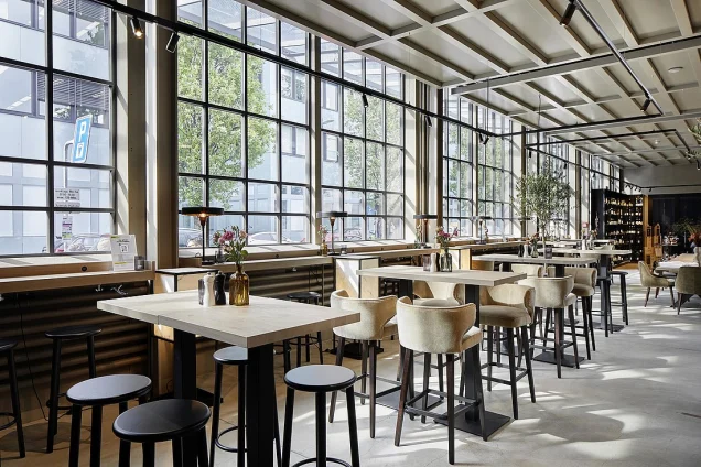 Umnutzung einer Shedhalle in Zug | Die rahmenlose Innenansicht der Sprossenfenster forster unico xs. Die nach historischer Vorlage erneuerten Sprossenfenster erfüllen die aktuellen energetischen Standards, sind langlebig und bewahren den Charakter der einstigen Industriehalle.