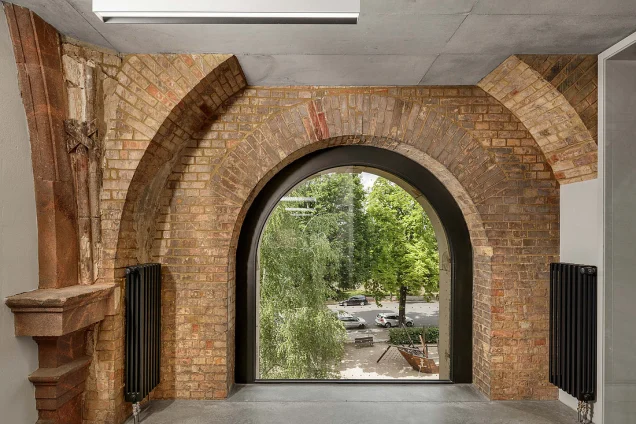 Trinitatiskirche Dresden | Die Forster Profilsysteme verbinden klare Ästhetik mit moderner Technologie und Energieeffizienz. Die großformatigen Festverglasungen forster unico mit Rundbogen fügen sich gut in die vorhandene Bausubstanz ein.