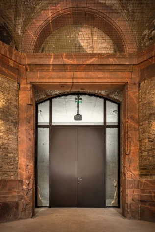 Trinitatiskirche Dresden | Für die Eingangstüren fiel die Wahl auf das Türsystem forster unico mit schlanken Profilbreiten.