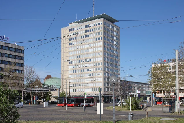 Plärrer Hochhaus Nürnberg | Zu seiner Einweihung 1953 war das 15-stöckige Plärrer-Hochhaus in Nürnberg das höchste Gebäude Bayerns. Geprägt ist der Komplex von rund 1‘060 Schwingflügelfenstern, die in einer aktuellen Sanierung mit forster unico in enger Absprache mit dem Denkmalamt weiterentwickelt und wiederhergestellt wurden.