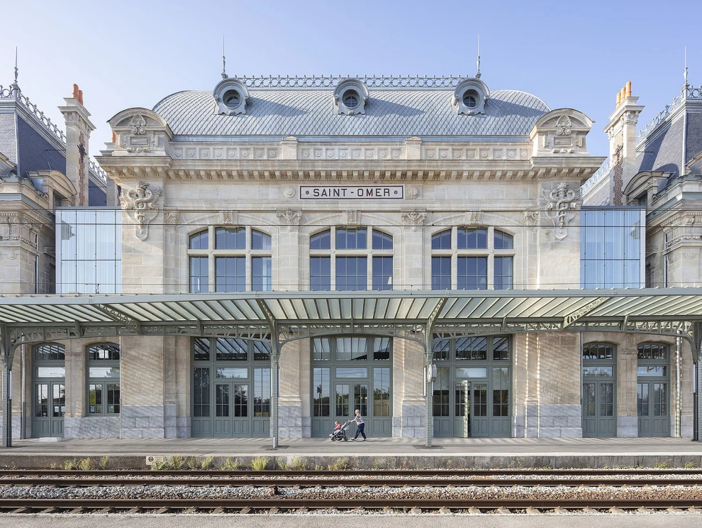 Bahnhof von Saint-Omer | Der Bahnhof von Saint-Omer (F) mit seiner neoklassischen Architektur ist seit 1984 ein Baudenkmal. Nach aufwendiger Renovierung mit dem Fokus auf die Energieeffizienz des Gebäudes, wird er nun mit neuem Konzept als „La Station“ gemischt genutzt. Für die Wärmedämmung der Fassade (Türen und Fenster) wurden thermisch getrennte Stahlprofile der Produktlinie forster unico xs eingesetzt.