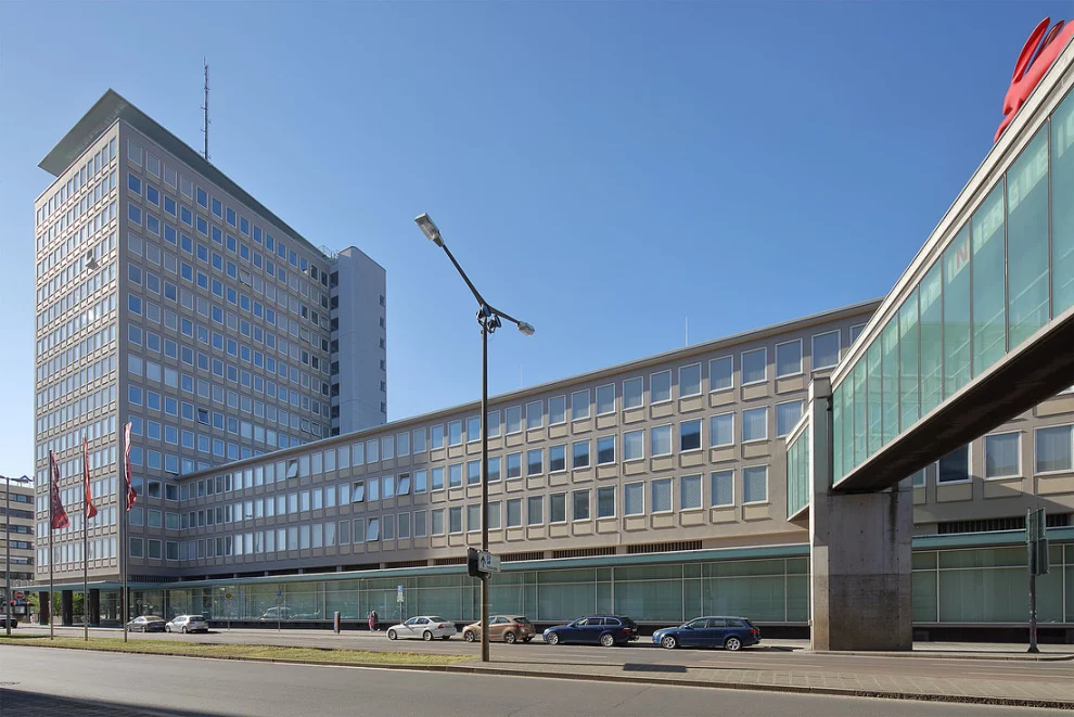 Plärrer Hochhaus Nürnberg | Bei dem 2016 gestarteten Projekt ging es nicht nur darum den gesamten Gebäudekomplex an die geforderten Normen hinsichtlich des Brand-, Wärme- und Schallschutzes anzupassen. Das Denkmalamt forderte auch das ursprüngliche Erscheinungsbild des Ensembles wiederherzustellen, das 1988 in die Denkmalliste aufgenommen wurde.