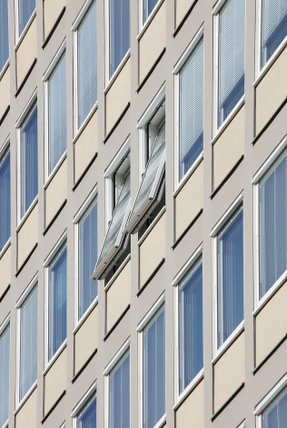Plärrer Hochhaus Nürnberg | Mit forster unico gelang eine originalgetreue Nachbildung der filigranen Schwingflügelfenster, die dem Gebäude seine besondere Note gaben.