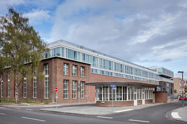 Clouth 104 Köln | Nach Schließung der Gummiwerke Clouth, lobte die Stadt Köln einen Wettbewerb aus. Das Ergebnis ist ein multifunktionaler Gebäudekomplex aus Bestands- und Neubauten, der auf Veränderungen eingestellt ist. Forster Profilsysteme lieferte Fenster und Türen nach historischem Vorbild.