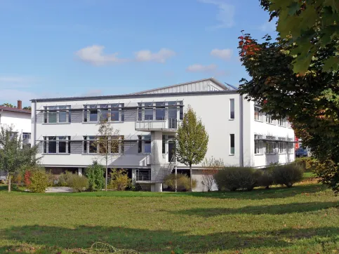 Der Firmensitz der bluMartin GmbH liegt im Gewerbegebiet in Wessling direkt an der A96. Das von Bernhard Martin geplante Gebäude setzte schon vor über 10 Jahren Maßstäbe im Bereich zukunftsweisende Passivhaus-Technologien Der Firmensitz der bluMartin GmbH liegt im Gewerbegebiet in Wessling direkt an der A96. Das von Bernhard Martin geplante Gebäude setzte schon vor über 10 Jahren Maßstäbe im Bereich zukunftsweisende Passivhaus-Technologien