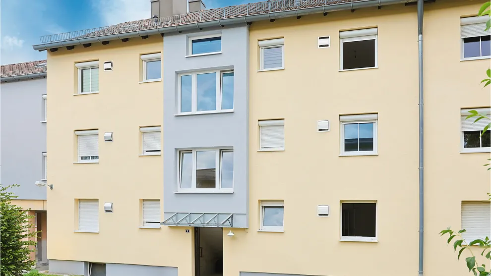 Fassade mit Edelstahl-Außenhauben für den Luftaustausch