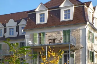 Bei der energetischen Sanierung der Wohnanlage „Neue Hofgärten“ in Ludwigshafen lag der Fokus darauf, die Anforderungen des Denkmalschutzes zu berücksichtigen.
